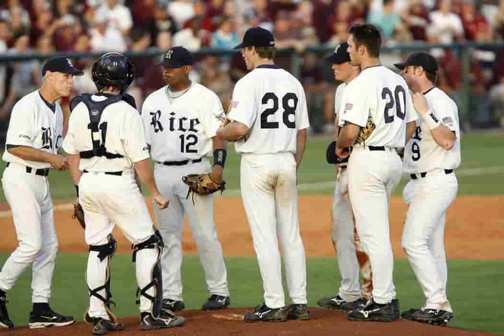 A diverse group of players on a field, showing how many players are on a baseball team from MLB to Little League.